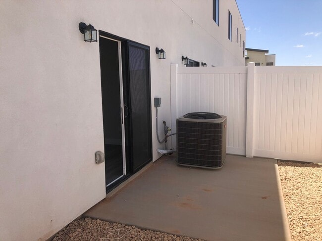 Building Photo - 3 Bedroom Bright and Spacious with Balcony