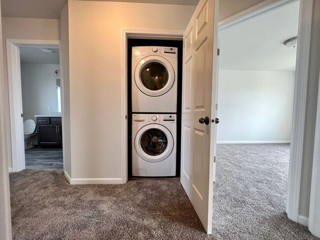 Building Photo - 4 Bed | 2 Bath | 2 Stall Garage | Single Family Home