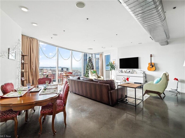Living Room - 701 W Lakeside Ave