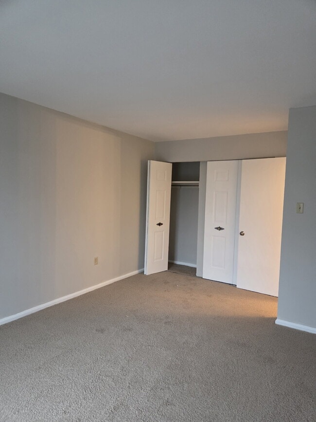 Building Photo - "Charming 2-Bedroom Condo Retreat in the Heart of Hagerstown!"