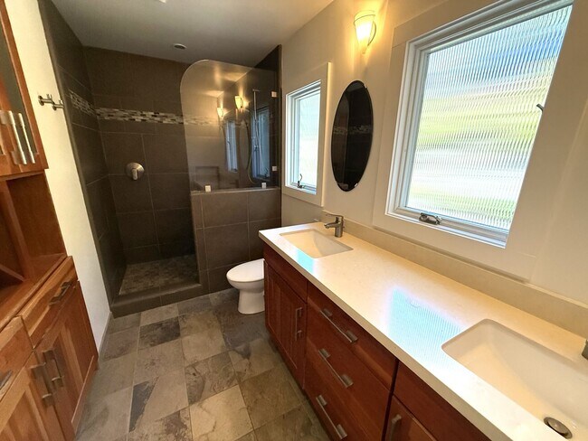Building Photo - STUNNING THREE BEDROOM TWO BATH MODERNIST ...