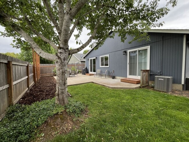 Building Photo - Charming Home Near Nike Campus with Vaulted Ceilings & Updated Kitchen