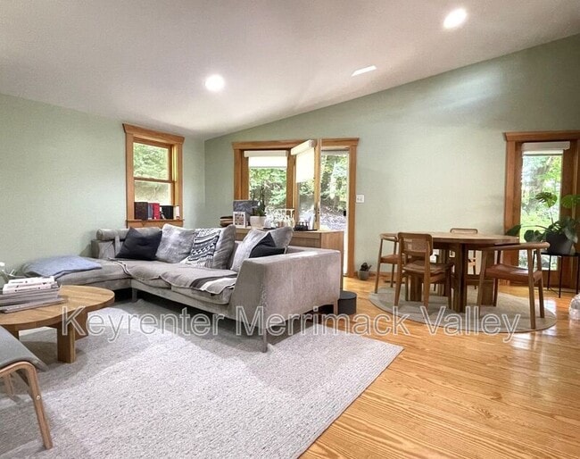 Building Photo - 44 River St