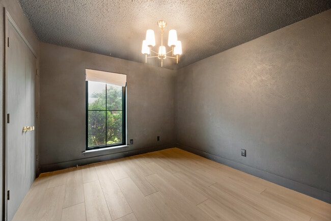 Building Photo - 2605 Glenhaven Dr