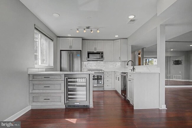 Building Photo - 768 Fairview Ave