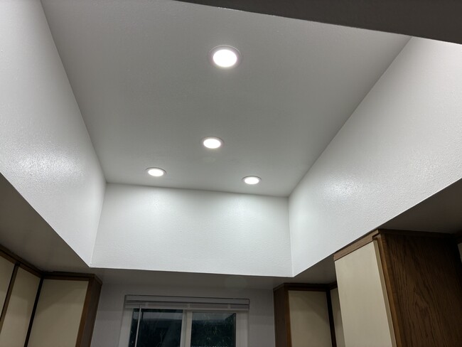 Vaulted kitchen ceiling - 10978 Bluffside Dr