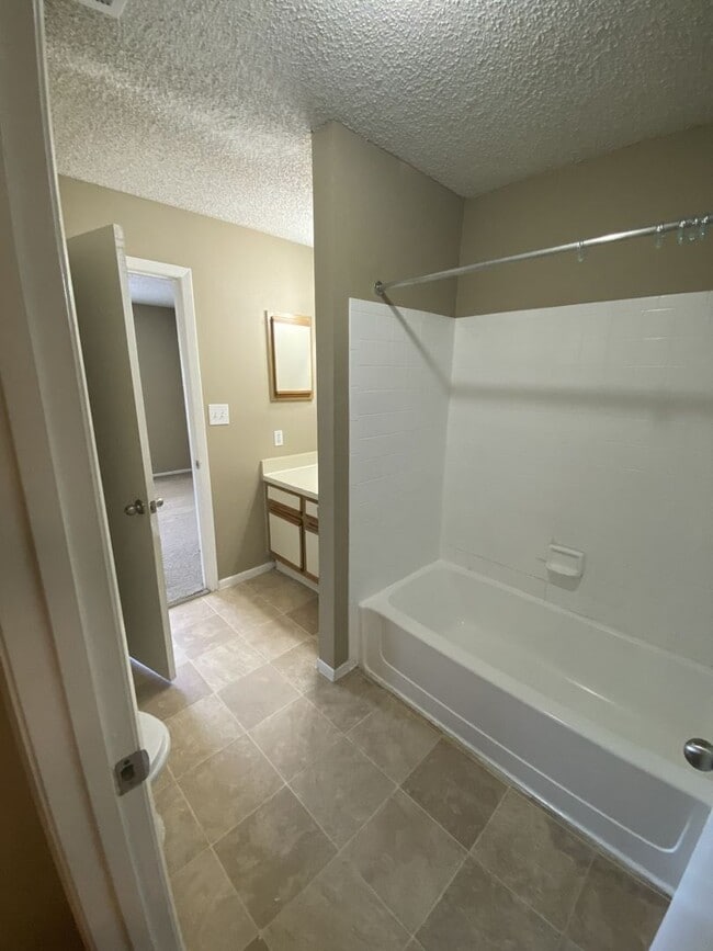 Building Photo - Large 1 Bedroom 1 Bath with fireplace and washer and dryer