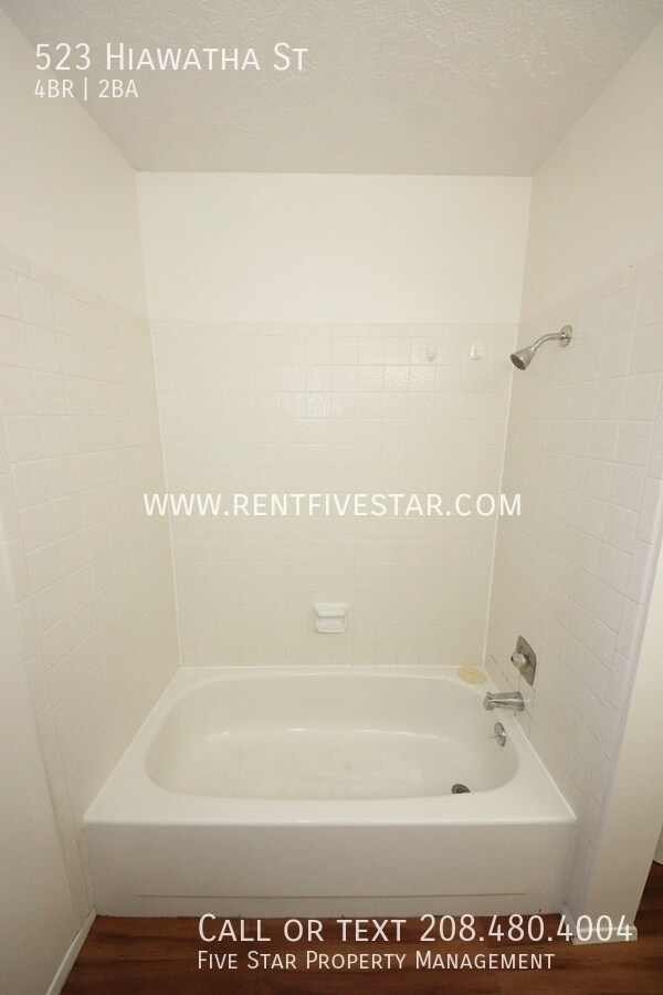 Building Photo - 523 Hiawatha St