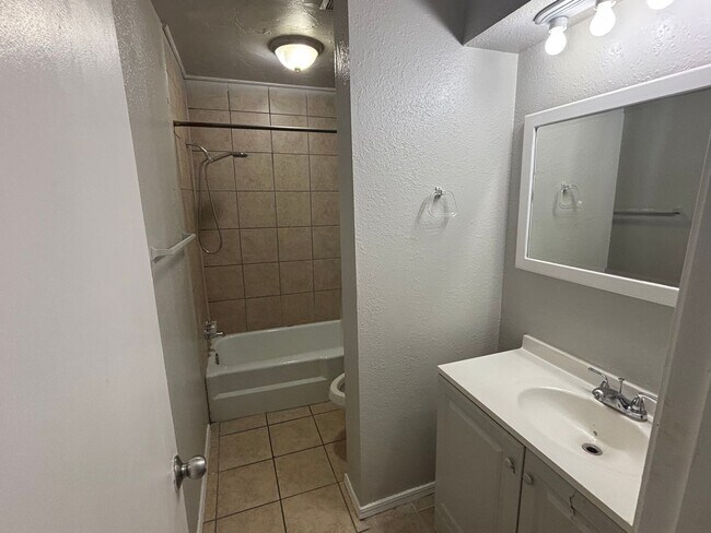 Building Photo - 2 Bedroom, 1.5 Bathroom 1st Floor Condo wi...