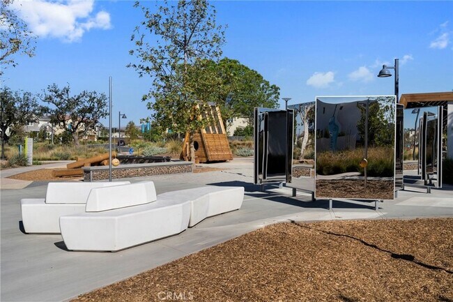 Building Photo - 124 Sculpture