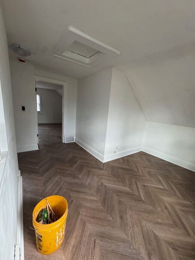 Building Photo - 4 Bed/ 1 Bath Home!! Bedroom Rentals for Students 9-10 Month Lease