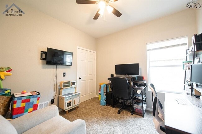 Building Photo - 1035 City View Dr