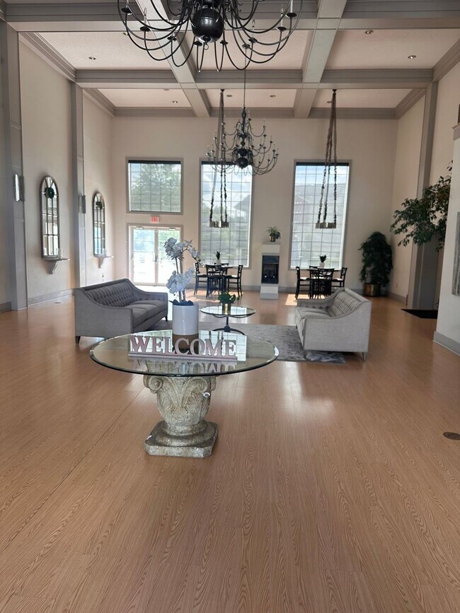 Building Photo - Spacious 2BR/2BA Condo - AVAILABLE AUGUST!