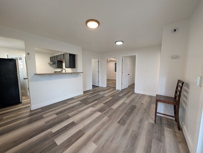 Building Photo - NW 9th &amp; Furnish Duplex