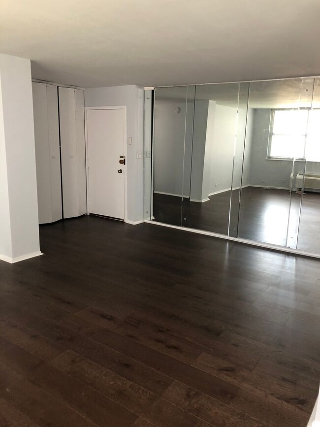 Building Photo - 2 Bedroom 2 Bath Newly Remodeled Unit. Hea...