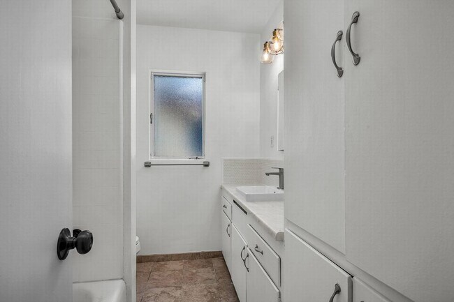 Building Photo - Large 1 bedroom with new floors!