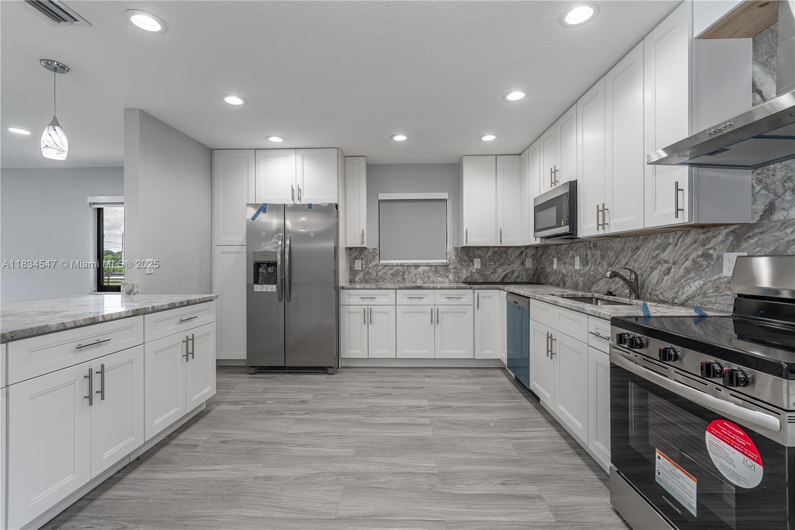 Building Photo - 4660 SW 128th Ave
