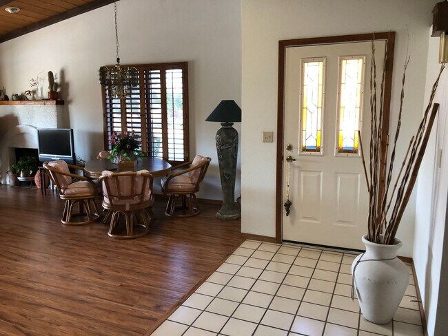 Building Photo - Manor 683 - Seasonal