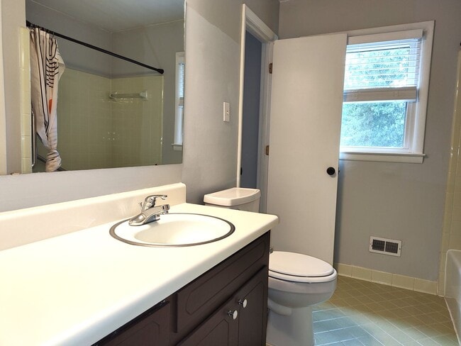 Building Photo - Charming split level home located in the Mcclintock Woods Community in Charlotte!