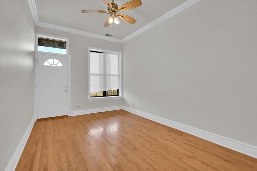 Building Photo - 4856 S Prairie Ave
