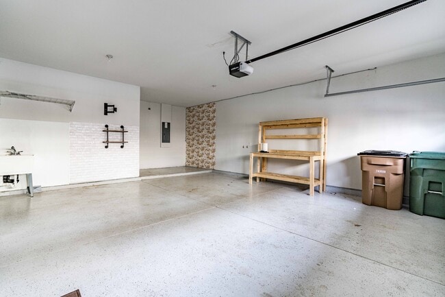 Building Photo - 321 View Dr