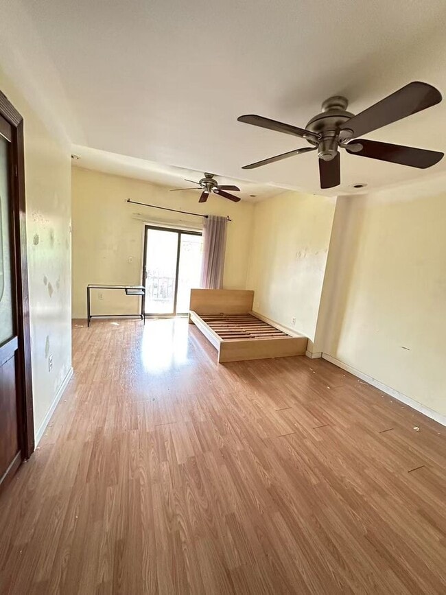 Building Photo - 3 bedroom 1 bath house available in South ...