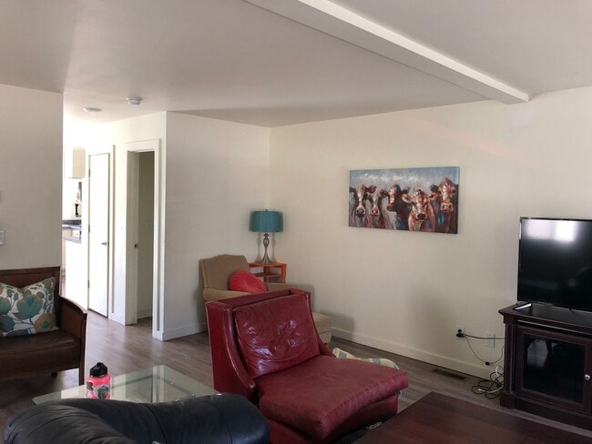 Building Photo - 4 Bedroom Townhome in Hawks Ridge
