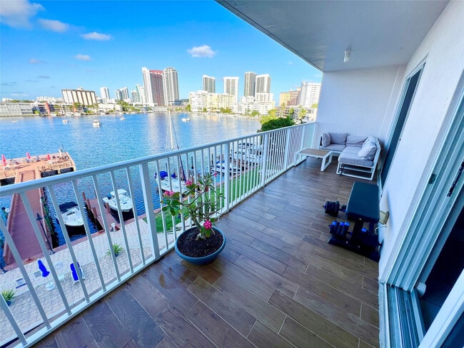 Building Photo - 400 Golden Isles Dr