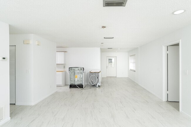 Building Photo - 494 Romano St