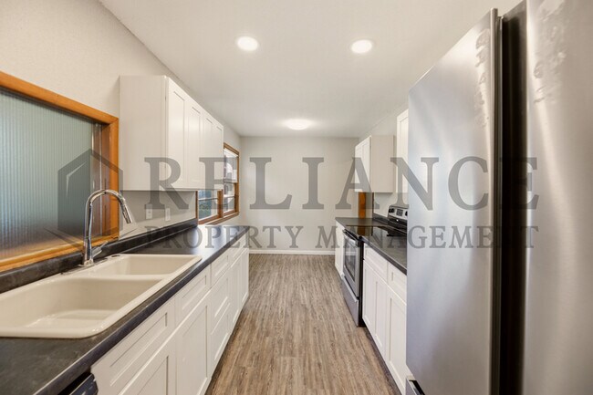 Building Photo - 841 N Country Acres Ave