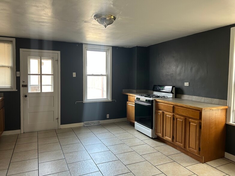 Building Photo - 604 E 5th St