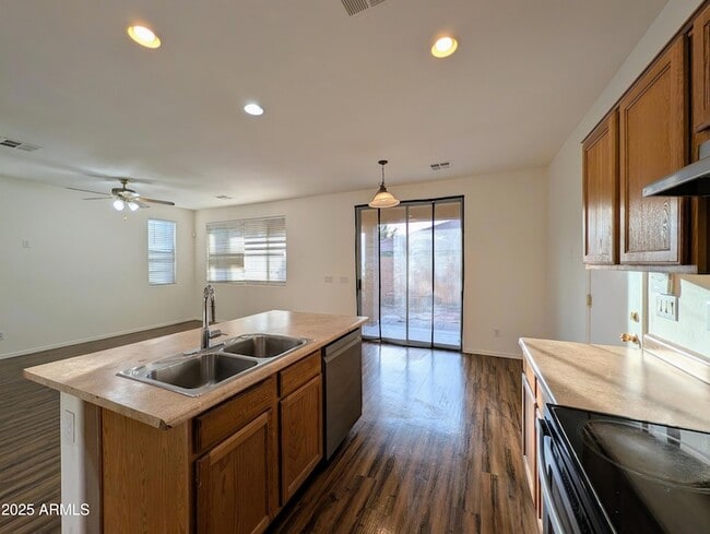 Building Photo - 3848 E Pollack St