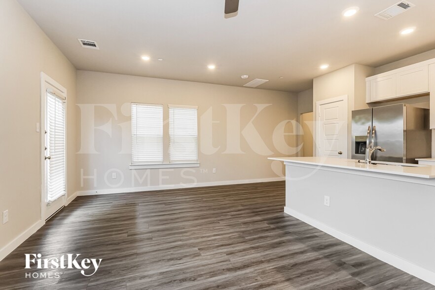 Building Photo - 18326 W Centro Cir