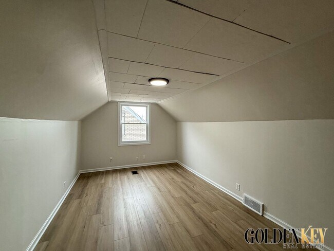 Building Photo - 3 Bed 1 Bath Lincoln Park Home