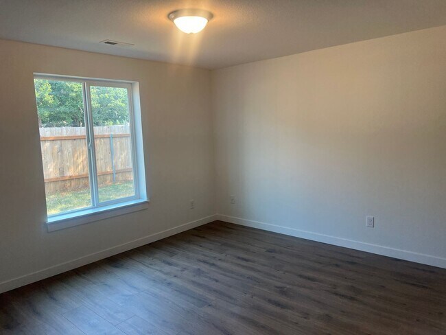 Building Photo - 724 SE 135th Ct