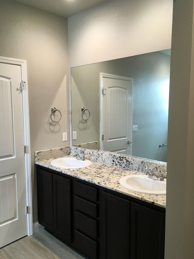 Building Photo - 4 Bedroom West Redding Townhome