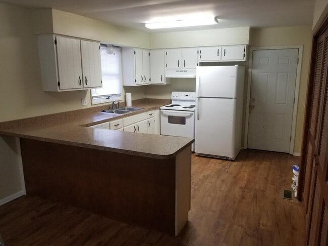 Building Photo - 402 N. Mitchner Ave