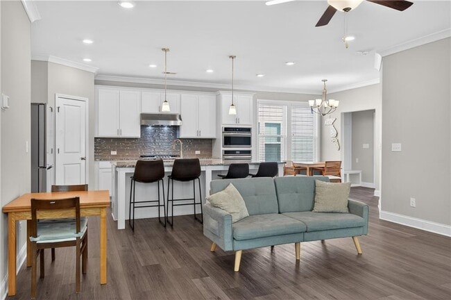 Building Photo - 1020 River Park Dr