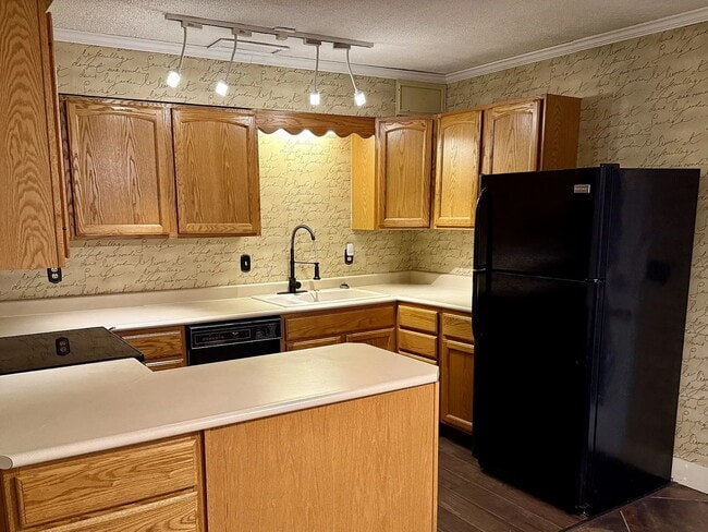 Building Photo - Beautifully Maintained Townhome in the Heart of Bellevue!