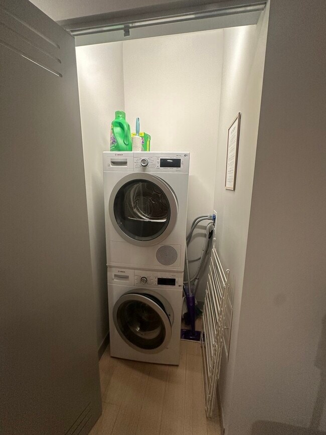 Building Photo - 920 N Wells St