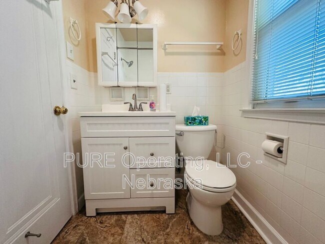 Building Photo - 830 S 54th St