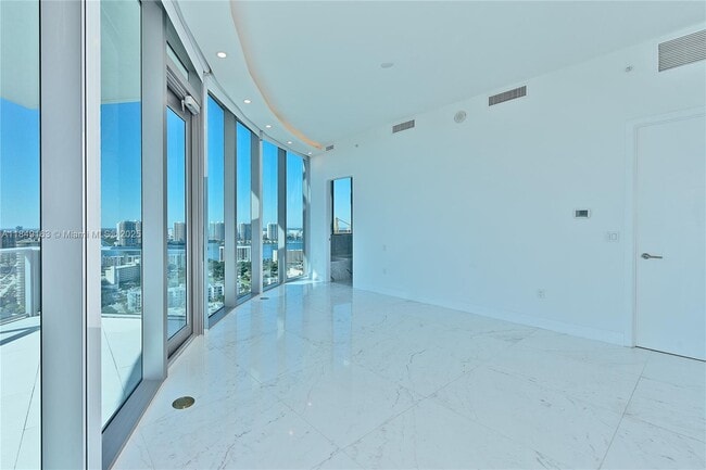 Building Photo - 17475 Collins Ave