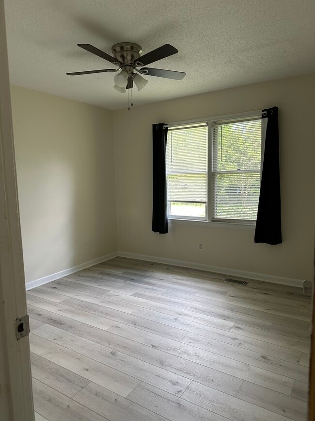 Building Photo - 106 Deerfield Dr
