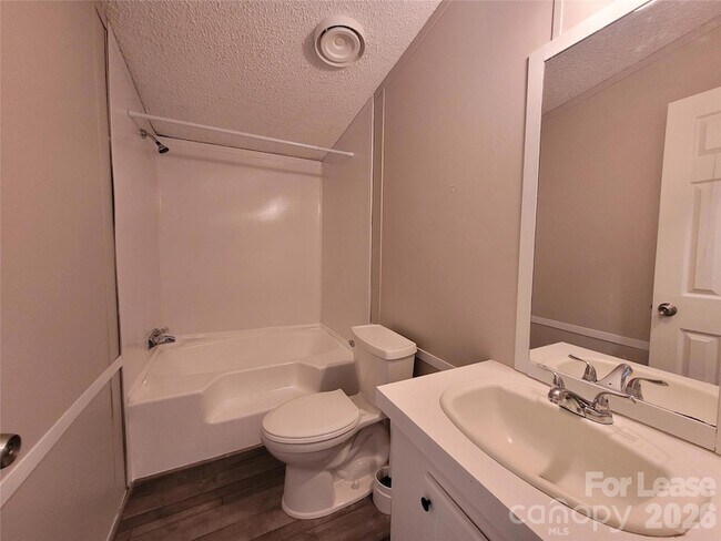 Building Photo - 179 Family Cir