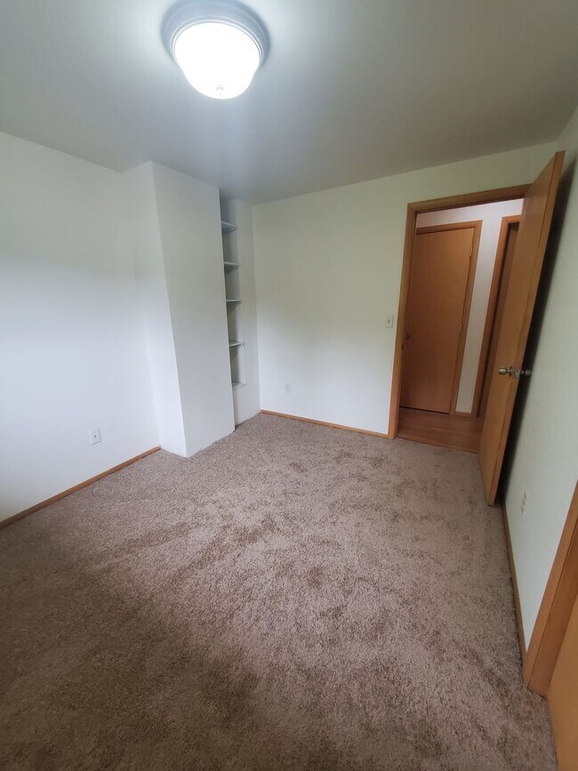 Building Photo - Kingsgate Home on Private Corner Lot