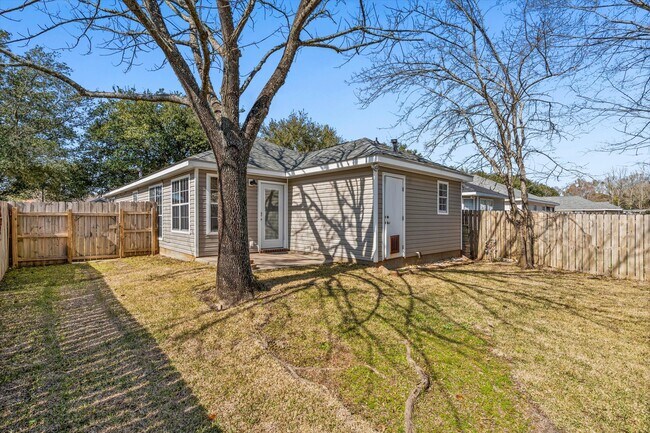 Building Photo - 605 Westchase Ct S