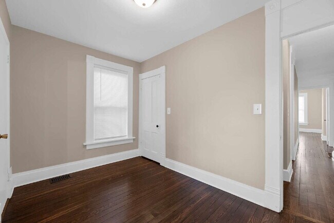 Building Photo - "Beautiful 3-Bedroom, 2-Full Bath Duplex Featuring Hardwood Floors and a Fenced Yard!"