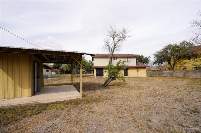 Building Photo - 204 E Gomez Dr