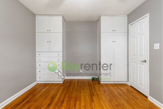 Building Photo - Quiet 2nd-Floor 1BR Condo – Updated Bath, Pet Friendly & Easy NYC Commute