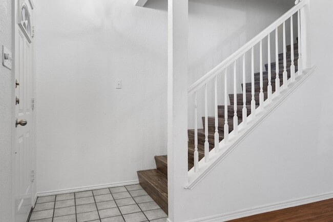 Building Photo - 324 Nita Ln